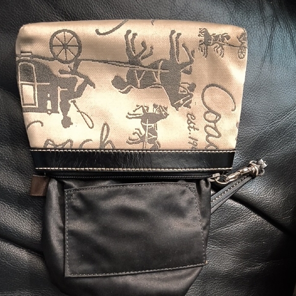 Coach Horse And Carriage Tan And Black Graphic Tote with Wristlet Pouch 🥰🥰 - Picture 5 of 17